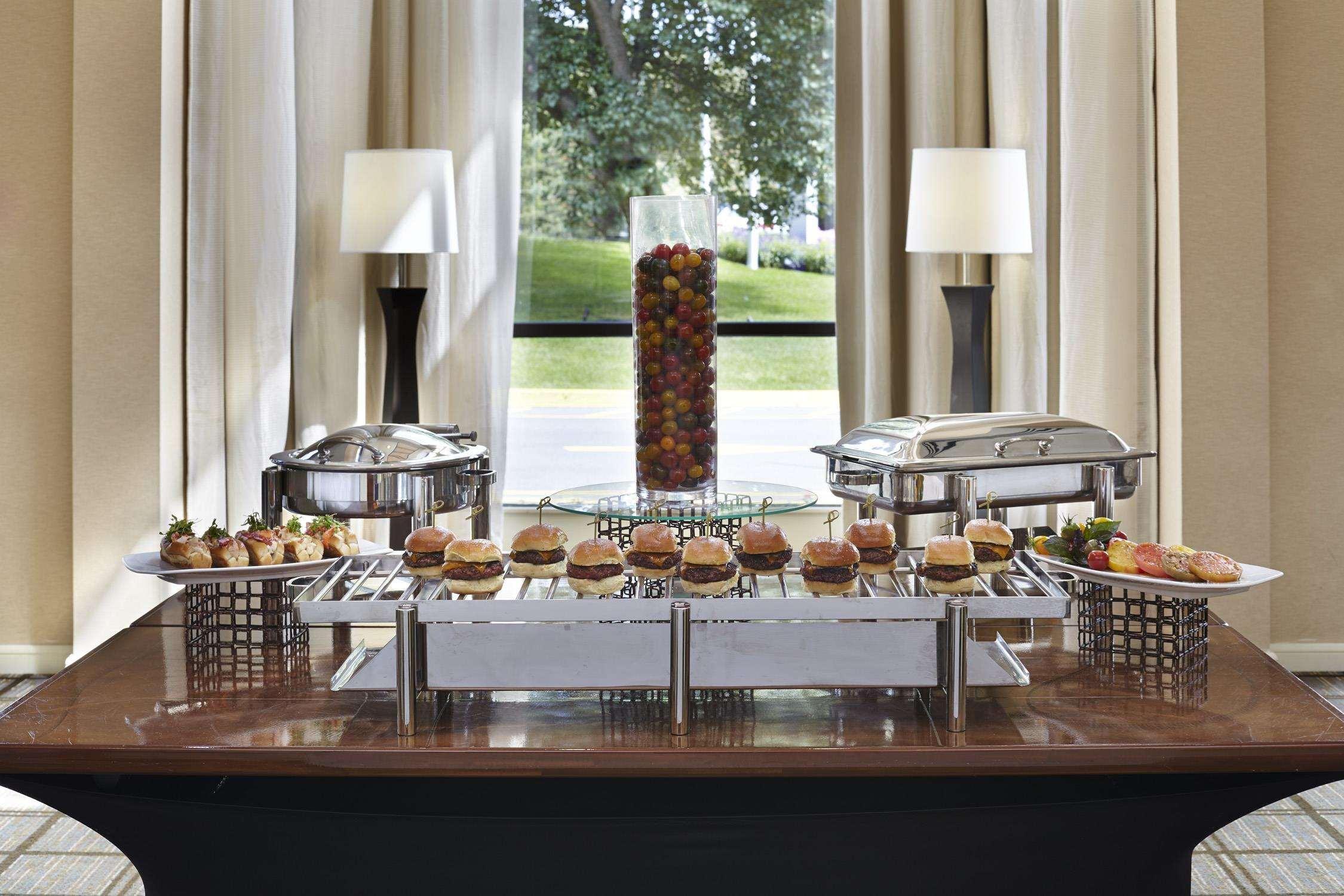 The Saratoga Hilton Hotel Saratoga Springs Exterior photo